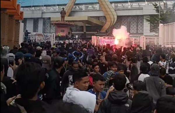 Kronologi Kericuhan Suporter PSIS di Luar Stadion Jatidiri Semarang, Diwarnai Tembakan Gas Air Mata