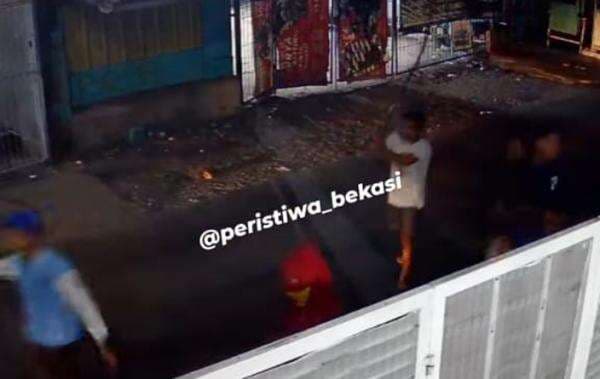 Bawa Sajam Ukuran Besar, 2 Kelompok Remaja Terlibat Bentrok di Belakang SPBU Mangunjaya Tambun