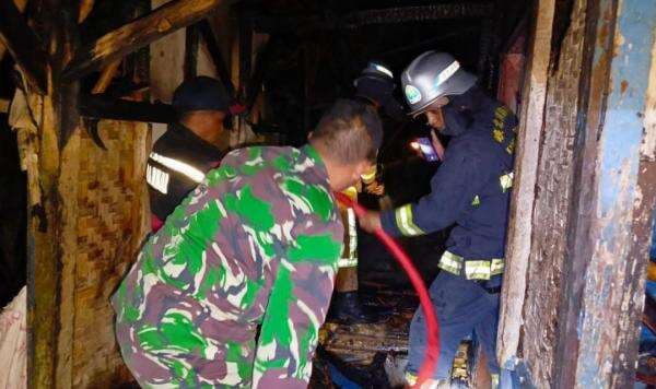 Kebakaran Hanguskan 1 Rumah Warga di Singajaya, Babinsa Batu Evakuasi