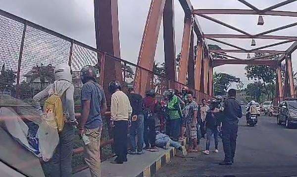 Detik-detik Menegangkan Polisi Gagalkan Percobaan Bunuh Diri di Jembatan Tol Jangli Semarang