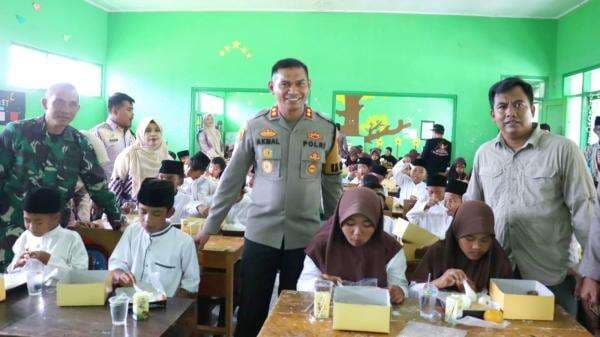 Kapolres Ciamis Distribusikan Makanan Bergizi untuk 82 Siswa SDN 04 Ciomas