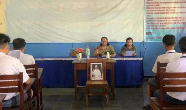 Paus Fransiskus Meninggal Dunia, Puluhan Siswa SMP Katolik di Ponorogo Gelar Ibadat Arwah Paus Fransiskus Meninggal Dunia, Puluhan Siswa SMP Katolik di Ponorogo Gelar Ibadat Arwah