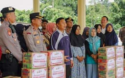 Puluhan Warga Terdampak Angin Puting Beliung di Jombang Dapat Bantuan Polisi