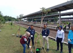 PT. KAI Tanam 200 Pohon Tabebuya di Stasiun Prujakan Demi Lingkungan Lebih Hijau dan Berkelanjutan