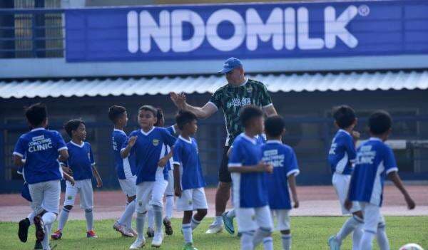 Ratusan Anak Ikuti Serunya Coaching Clinic Persib Bersama Bojan Hodak