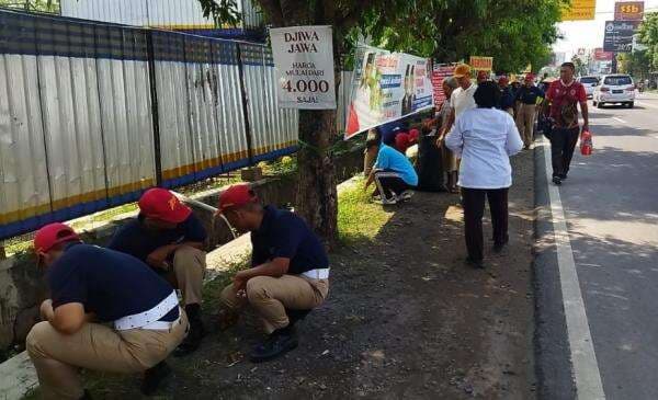 Antusias Dukung Rumah Jokowi, Warga Colomadu Kerja Bakti di Jalan Adisucipto