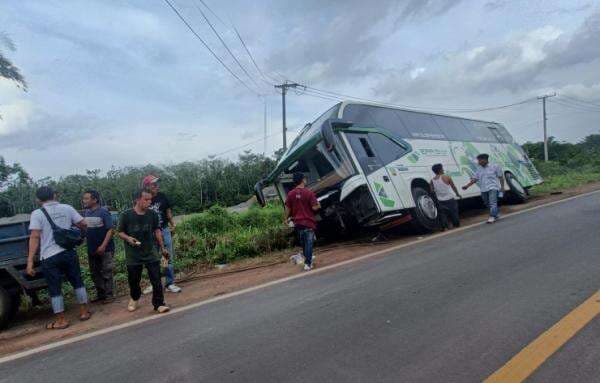 Libur Nataru Bus Pemudik Tergelincir di Desa Durian Suak Tapeh Banyuasin