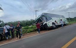 Libur Nataru Bus Pemudik Tergelincir di Desa Durian Suak Tapeh Banyuasin