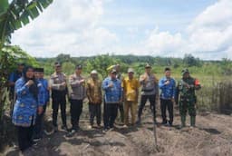 Wujudkan Program Ketahanan Pangan Polisi di Pangkalan Kuras tsambangi Tomas Sampaikan Pilkada Damai