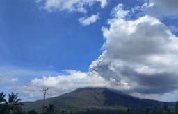 Kembali Erupsi Gunung Lewotobi Laki-Laki Luncurkan Abu Vulkanik hingga 1.100 Meter