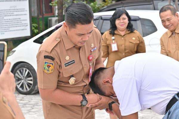 "Viral! Aksi Mengharukan Reza Prabowo Lepas Sepatu untuk Andes Puntaka di SMAN 4 Palangka Raya" "Viral! Aksi Mengharukan Reza Prabowo Lepas Sepatu untuk Andes Puntaka di SMAN 4 Palangka Raya"