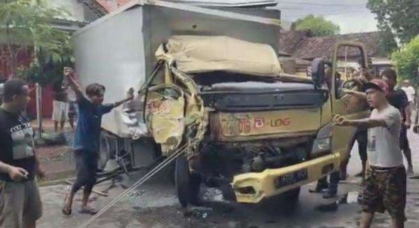 Dramatis Evakuasi Kecelakaan Hari Ini Dump Truk Vs Truk Box, Sopir Terjepit Mengerang Kesakitan