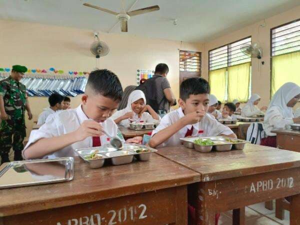 Ratusan Siswa SDN 10 Bengkong Ikut Uji Coba Program Makan Siang Bergizi