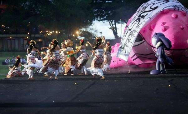 Arkiv Vilmansa Tampilkan Paus Pink Raksasa di Tanah Lot, Simbol Pelestarian Lingkungan