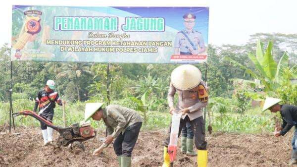 Kapolres Ciamis Tanam Jagung Bersama Warga, Wujudkan Ketahanan Pangan Menuju Indonesia Emas 2045