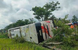 Kecelakaan Hari Ini,  Bus PO Murni Jaya rute Yogyakarta-Jakarta Terbalik di Jalan Nagung-Brosot