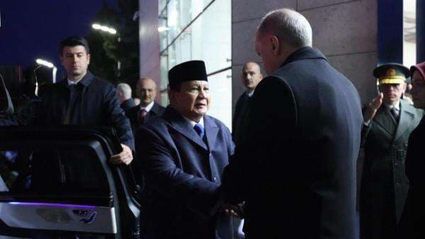 Momen Prabowo Sapa Prajurit Jajar Kehormatan saat Tiba di Turki Momen Prabowo Sapa Prajurit Jajar Kehormatan saat Tiba di Turki