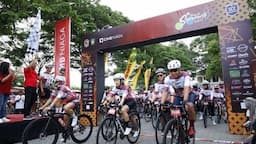 Nikmati Sport Tourism, Peserta CIMB Niaga Tour de Surakarta Gowes ke Candi Sukuh