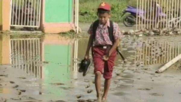 Guru dan Murid SDN 3 Pakue Tengah Nyeker Gegara Lumpur Genangi Sekolah Guru dan Murid SDN 3 Pakue Tengah Nyeker Gegara Lumpur Genangi Sekolah