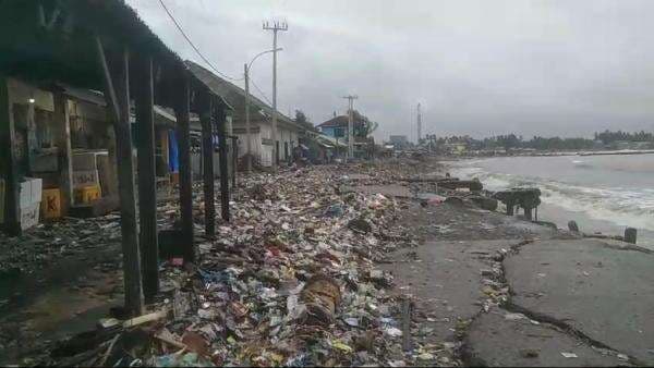 Pesisir Teluk Labuan Pandeglang Berubah Jadi Lautan Sampah usai Diterjang Badai