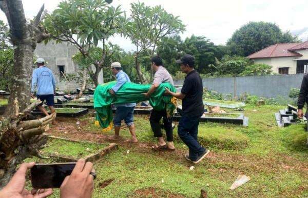 Sekeluarga Tewas di Ciputat, Ibu dan Anak Dimakamkan Satu Liang Lahat di Cirendeu