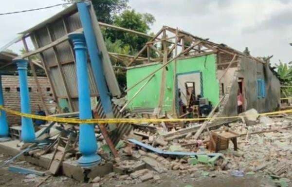 Rumah Hancur Gegara Petasan Meledak saat Diracik di Kediri, 1 Orang Terluka Rumah Hancur Gegara Petasan Meledak saat Diracik di Kediri, 1 Orang Terluka