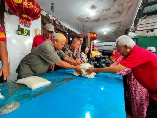Warga Tionghoa Ini Rutin Berbagi Sembako Kepada Masyarakat Jombang di Bulan Ramadan Warga Tionghoa Ini Rutin Berbagi Sembako Kepada Masyarakat Jombang di Bulan Ramadan