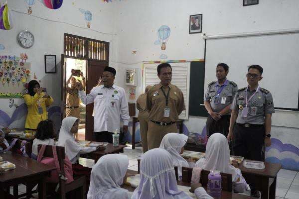 Kemenkum Jateng Monitoring Program Makan Bergizi Gratis di SDN Srondol Wetan 02