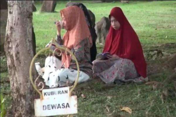 Mengenang 20 Tahun Tsunami Aceh, Keluarga Korban Ziarah ke Kuburan Massal Ulee Lheue