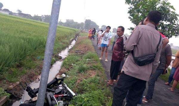 Pemotor di Mojolaban Tewas Nyungsep di Selokan Sawah, Diduga Laka Tunggal