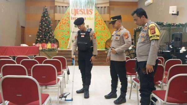 Jelang Malam Natal 2024, Polres Tasikmalaya Kota Bersama Brimob Lakukan Sterilisasi Gereja