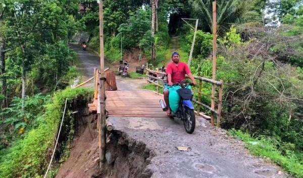 Longsor Bikin Jalan Antar Desa di Ponorogo Nyaris Putus, Warga Buat Jembatan Darurat