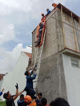 Hendak Turunkan Besi, Pekerja Bangunan di Kendal Kesetrum Listrik Tegangan Tinggi