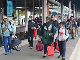 Jelang Libur Nataru Ribuan Penumpang KA Mulai Padati Stasiun Cirebon