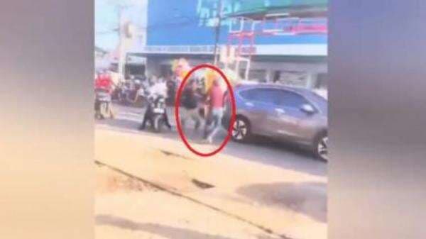 Viral! Dua Pria Bawa Parang Berkelahi di Depan Swalayan, Warga Panik Berlarian