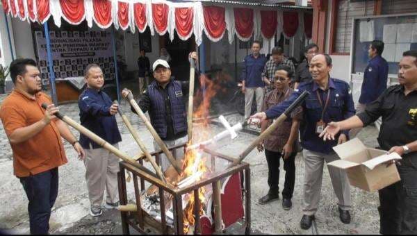 Ratusan surat suara dimusnahkan dengan cara dibakar