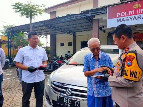 Pura-pura Bantu Parkir, Korban Ceritakan Detik-detik Penipu Bawa Kabur Mobil Ertiga di Jombang Pura-pura Bantu Parkir, Korban Ceritakan Detik-detik Penipu Bawa Kabur Mobil Ertiga di Jombang
