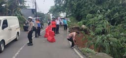 Longsor di Kuningan Rusak Infrastruktur hingga Kendaraan Milik Warga