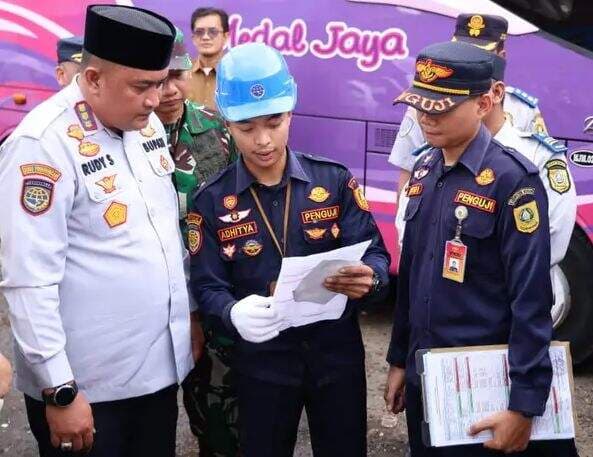 Jelang Puncak Arus Mudik Bupati Bogor Cek Kesiapan Armada Bus Jelang Puncak Arus Mudik Bupati Bogor Cek Kesiapan Armada Bus