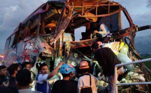 Bus Rombongan Pelajar SMP IT Darul Qur'an Bogor Kecelakaan di Tol Pandaan-Malang, Empat Orang Tewas