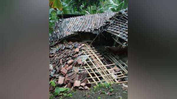 Diguyur Hujan Badai Rumah Warga di Banjaranyar Ciamis Ambruk