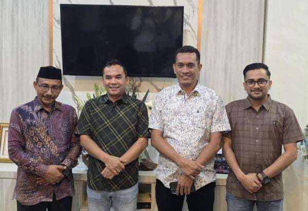 Haji Uma Silaturahmi Lebaran dengan Wali Kota Lhokseumawe, Bahas Kemajuan Daerah Haji Uma Silaturahmi Lebaran dengan Wali Kota Lhokseumawe, Bahas Kemajuan Daerah