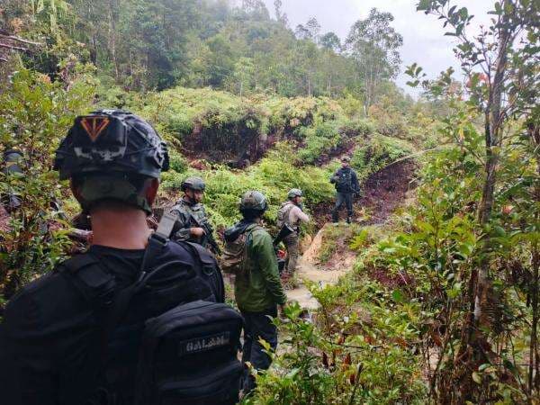 Pukul Mundur KKB di Yalimo, Satgas Damai Cartenz  Evakuasi 2 Jenazah Warga Sipil Korban Penembakan