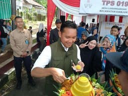 Rayakan Ultah, Wahyu-Ramzi Nyoblos di TPS 19 Dengan Cara Potong Tumpeng