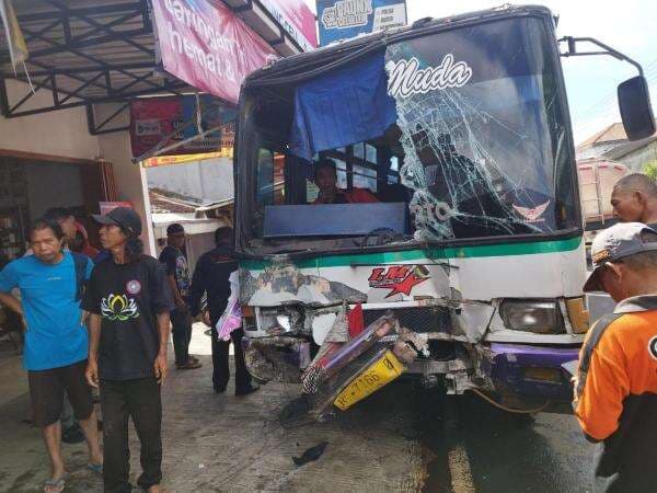 Kecelakaan Maut! Bus PO Lestari Tabrak Sepeda Motor di Karangmoncol Randudongkal, 2 Orang Tewas Kecelakaan Maut! Bus PO Lestari Tabrak Sepeda Motor di Karangmoncol Randudongkal, 2 Orang Tewas