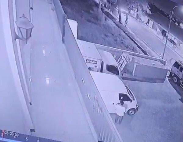 Truk Sales Makanan Ringan di Probolinggo Raib Dicuri, Dua Pelaku Terekam CCTV