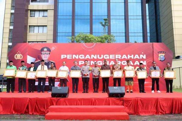 29 Pejabat, Forkopimda dan Tomas Rai Penghargaan dari Polda Riau