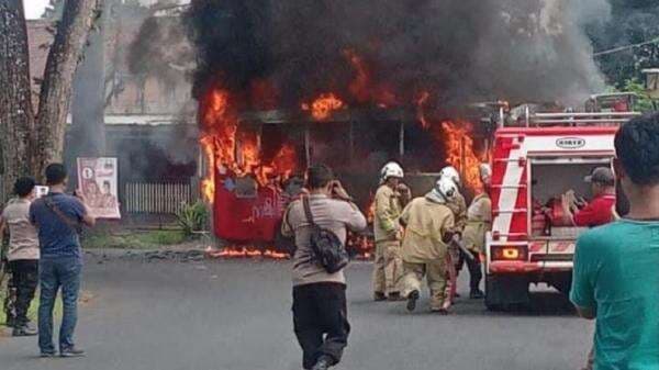 Bus Trans Semarang Ludes Terbakar di Depan RS Cepoko Gunungpati