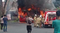 Bus Trans Semarang Ludes Terbakar di Depan RS Cepoko Gunungpati