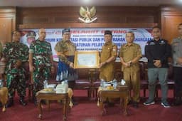 Wali Kota Tanjungbalai Terima Penghargaan Pelayanan Publik dari Pimpinan Ombudsman RI